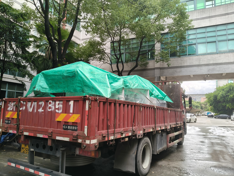 铝箔压纹分切机发货中